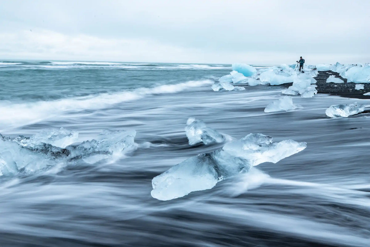Blaue Eisskulptur am Strand