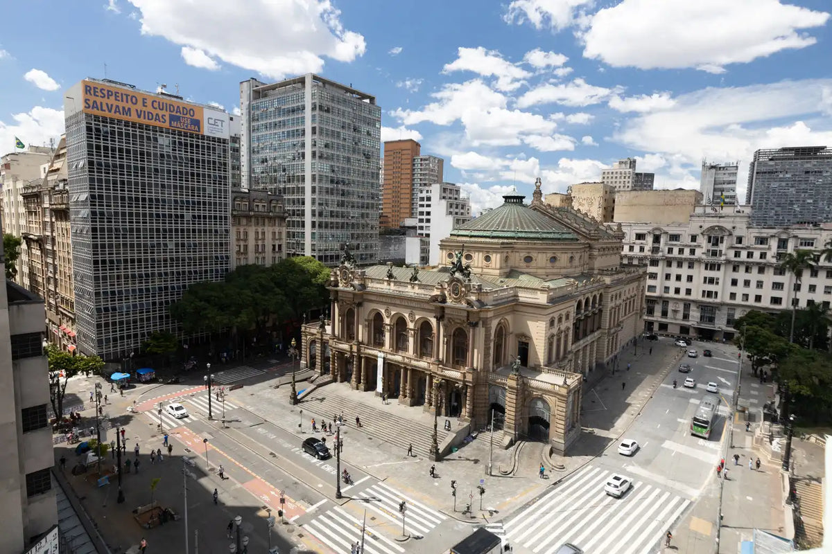 Goldenes kunstvolles Theatergebäude mit klassischer Architektur und Marmorfassade.
