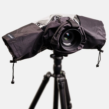 Regenhoes voor camera: Weerbestendige bescherming voor spiegelreflexcamera's en systeemcamera's, gemaakt van nylon.
