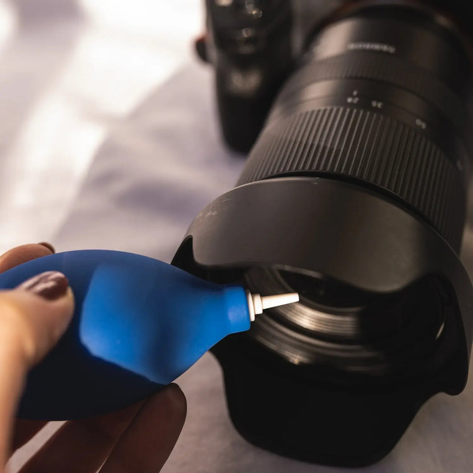 Small bellows for cleaning cameras and lenses