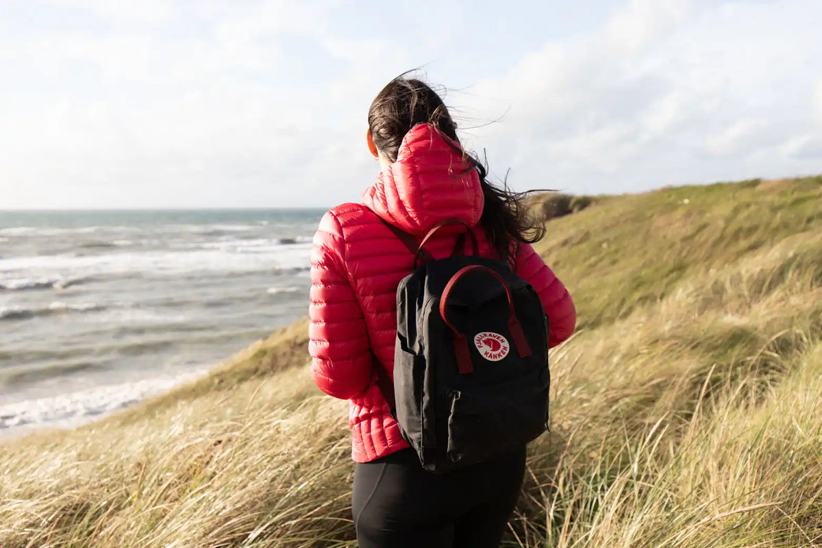 Schwarzes Fjällräven-Rucksack mit rotem Logo und weißem Reißverschluss