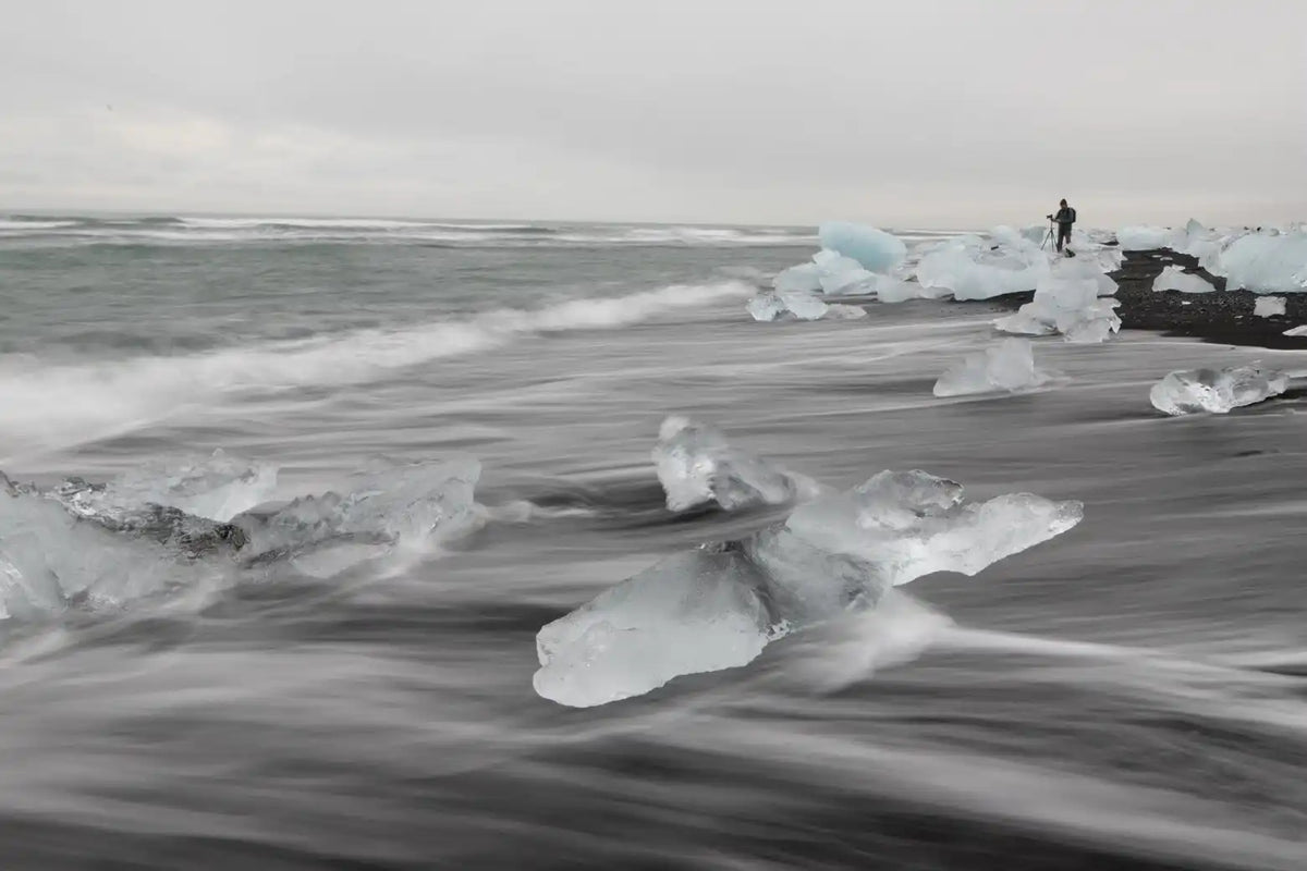 Schwarzer Sandstrand mit Eisbergen